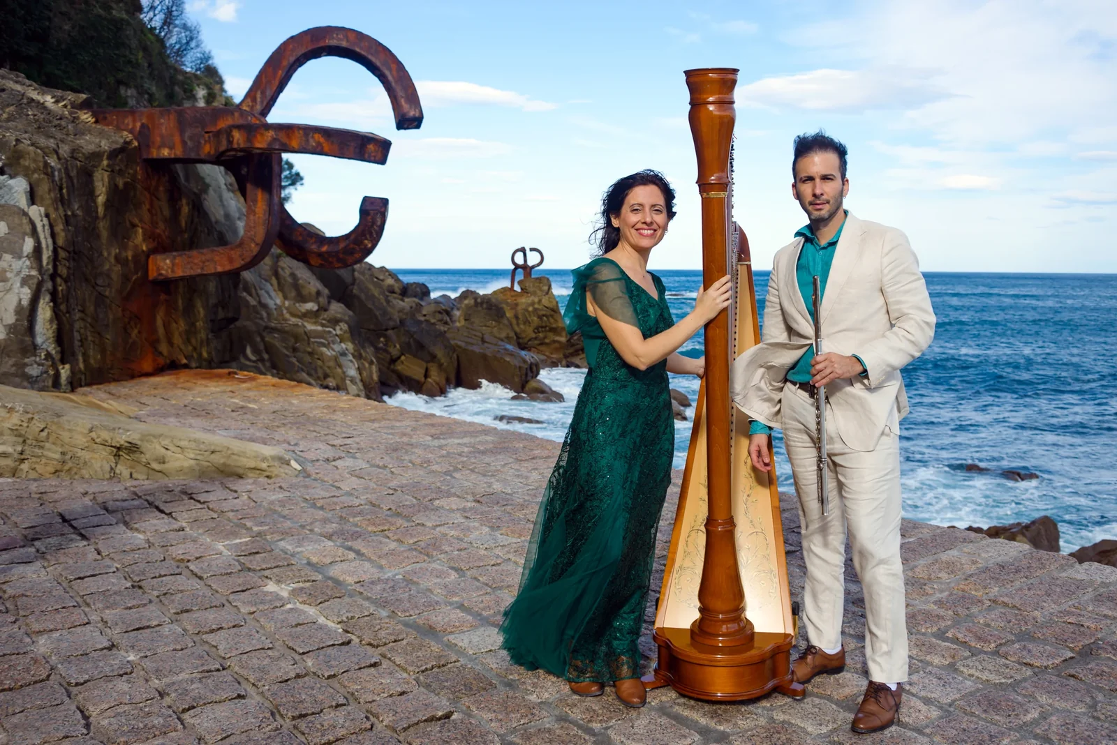 Alberto Rosas Llerena mit Flöte und Francesca Romana Di Nicola mit Harfe am Meer in San Sebastián.